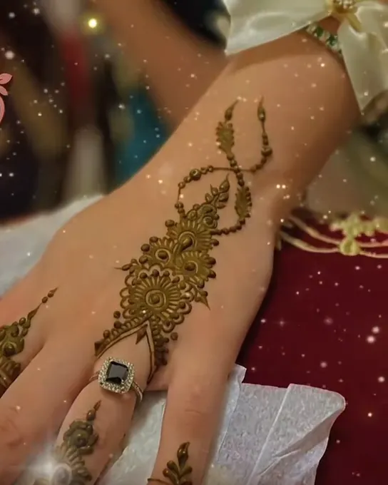 Main décorée au henné, bague à pierre noire